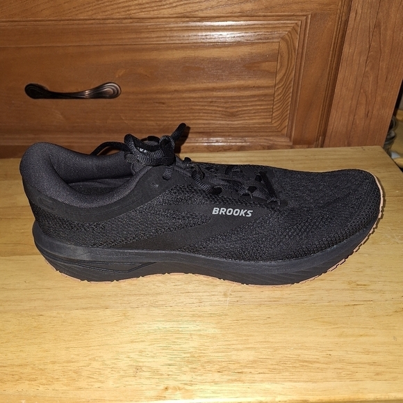 Brooks Revel 7 Men\'s Black Running Shoes In A Size 12.5D. New With A Flaw main image 5